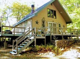 102 Lakeside Dr, Greentown, PA 18426