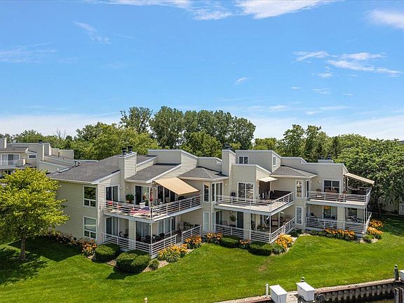 4th image of 987 Lake St #6