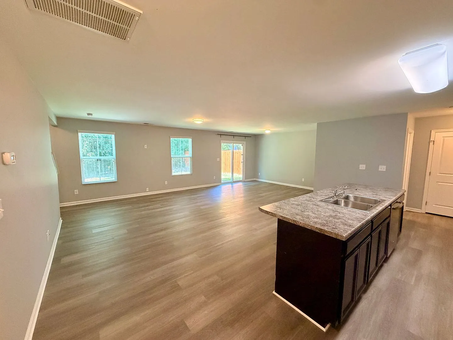 Well Maintained 4BR/2.5BA Home Minutes from Uptown — Photo 2