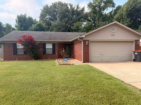 1912 E 22nd St, Russellville, AR 72802