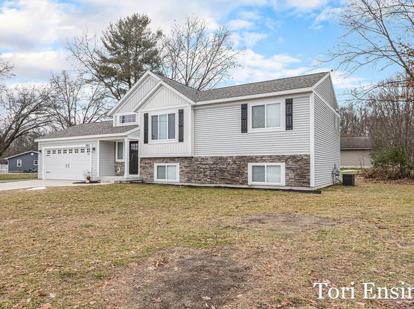 8802 Huron Dr, Howard City, MI 49329