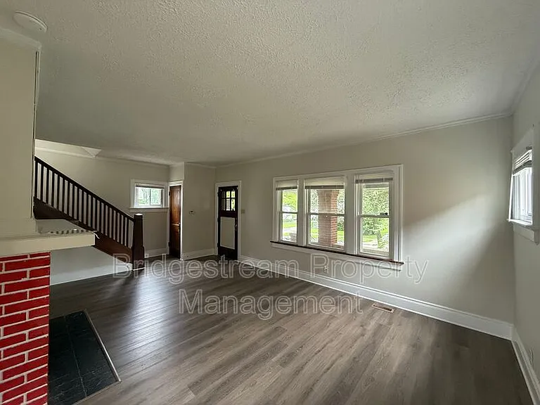 101 E Bruce Ave — Photo 5