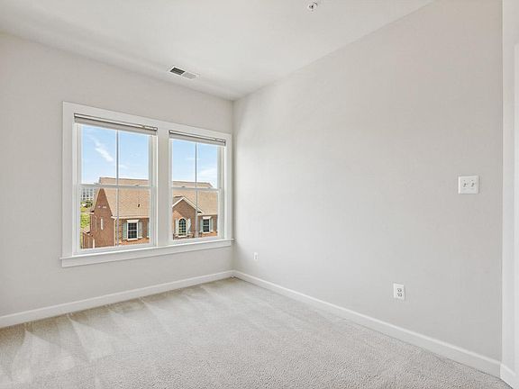 5th image of 351 Parkview Ave