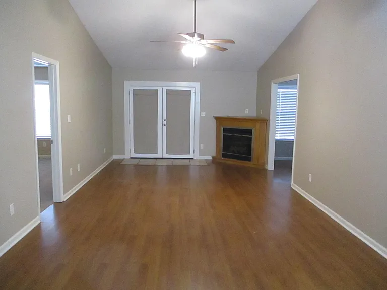 1219 Longpoint Dr — Photo 2