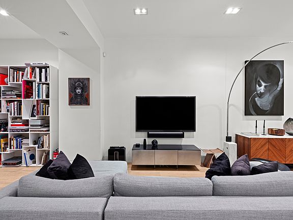 5th image of 134 Manhattan Ave #1