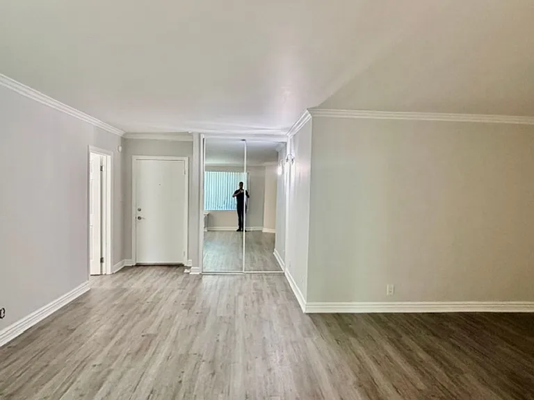 1595 E. Chevy Chase Drive — Photo 3