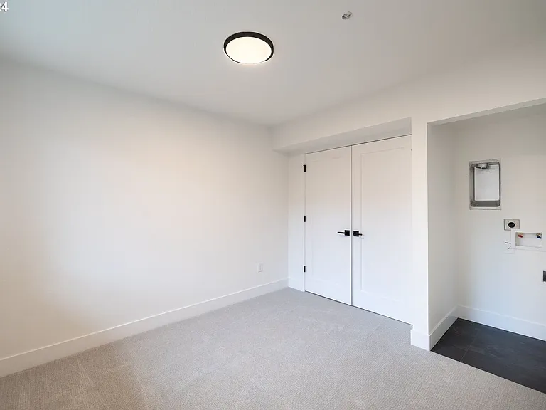 617 SW Lobelia St — Photo 27