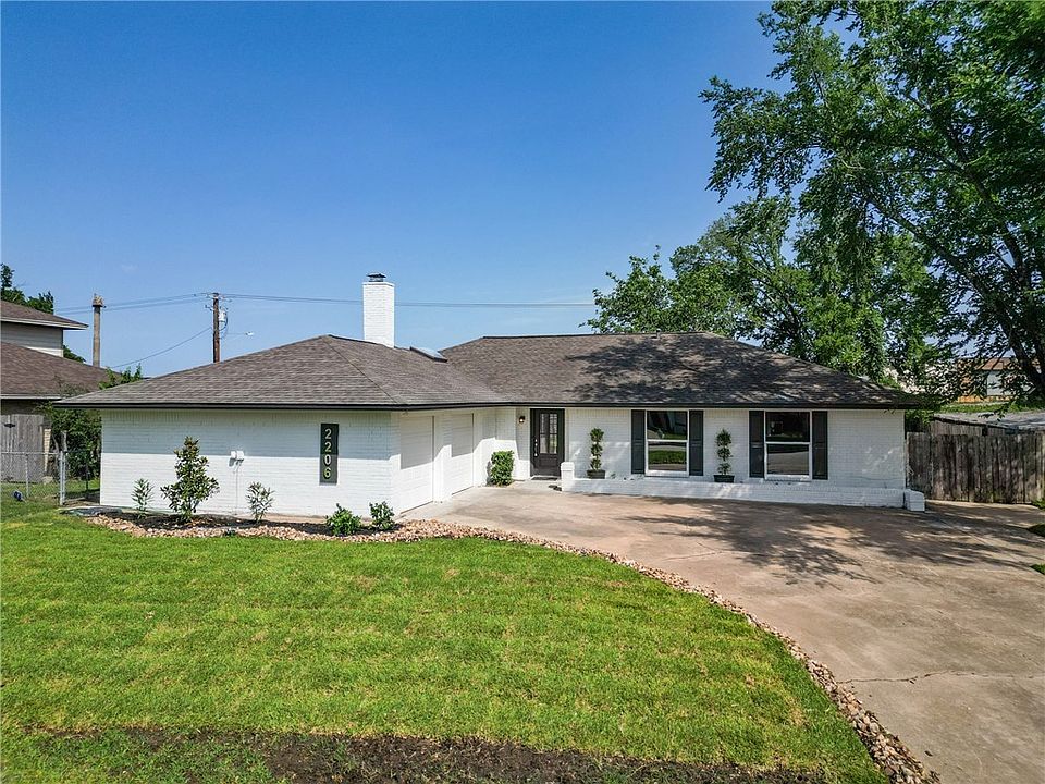 1st image of 2206 Quail Hollow Dr