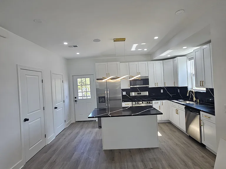 2370 Randolph St — Photo 13