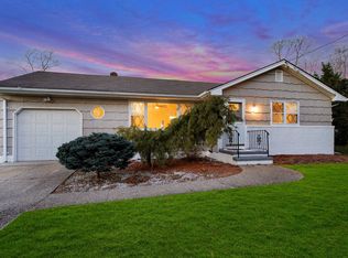 20 Yale Dr, Hampton Bays, NY 11946