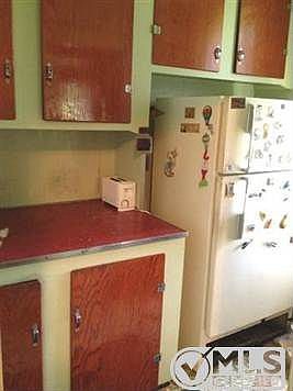 2nd image of 1004 N Hemlock St