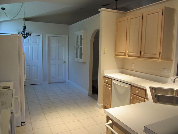 3rd image of 485 Arrowmount Pl