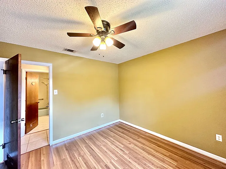 912 Laurie Ln — Photo 20