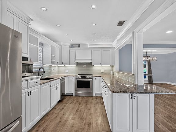 2nd image of 3230 Camelot Dr