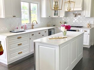 61 Prospect Ln, Portsmouth, RI 02871