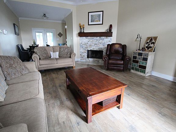 3rd image of 104 Herlil Cir