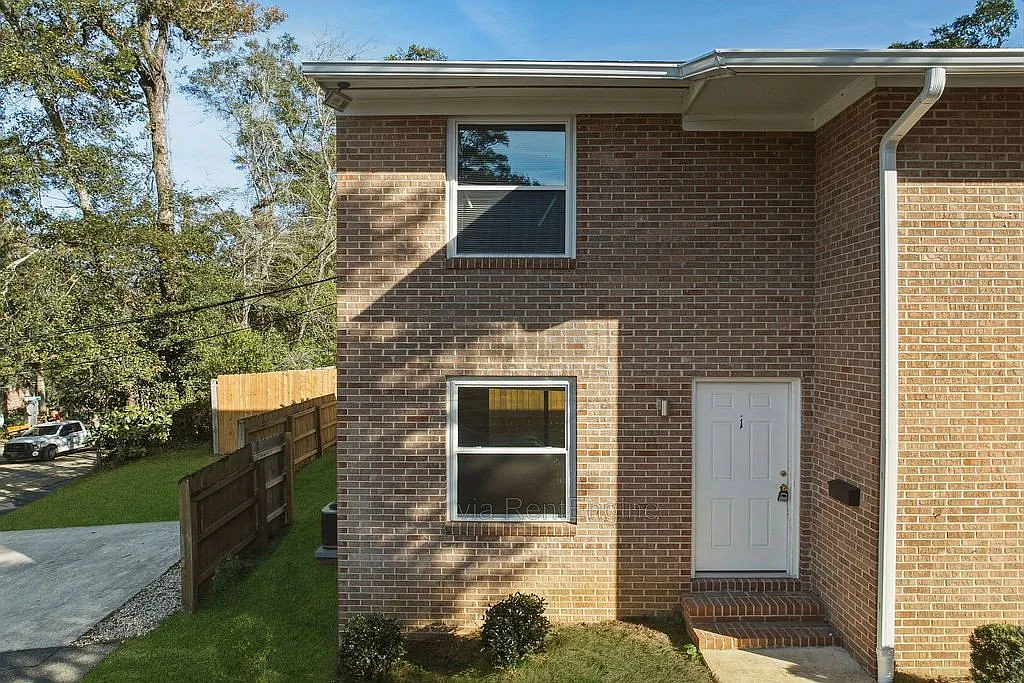 2 bed, 1.0 bath, 1064 sqft, $1,200 — Photo 1