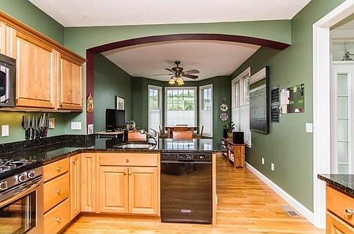 3rd image of 20 Riverwalk Ln