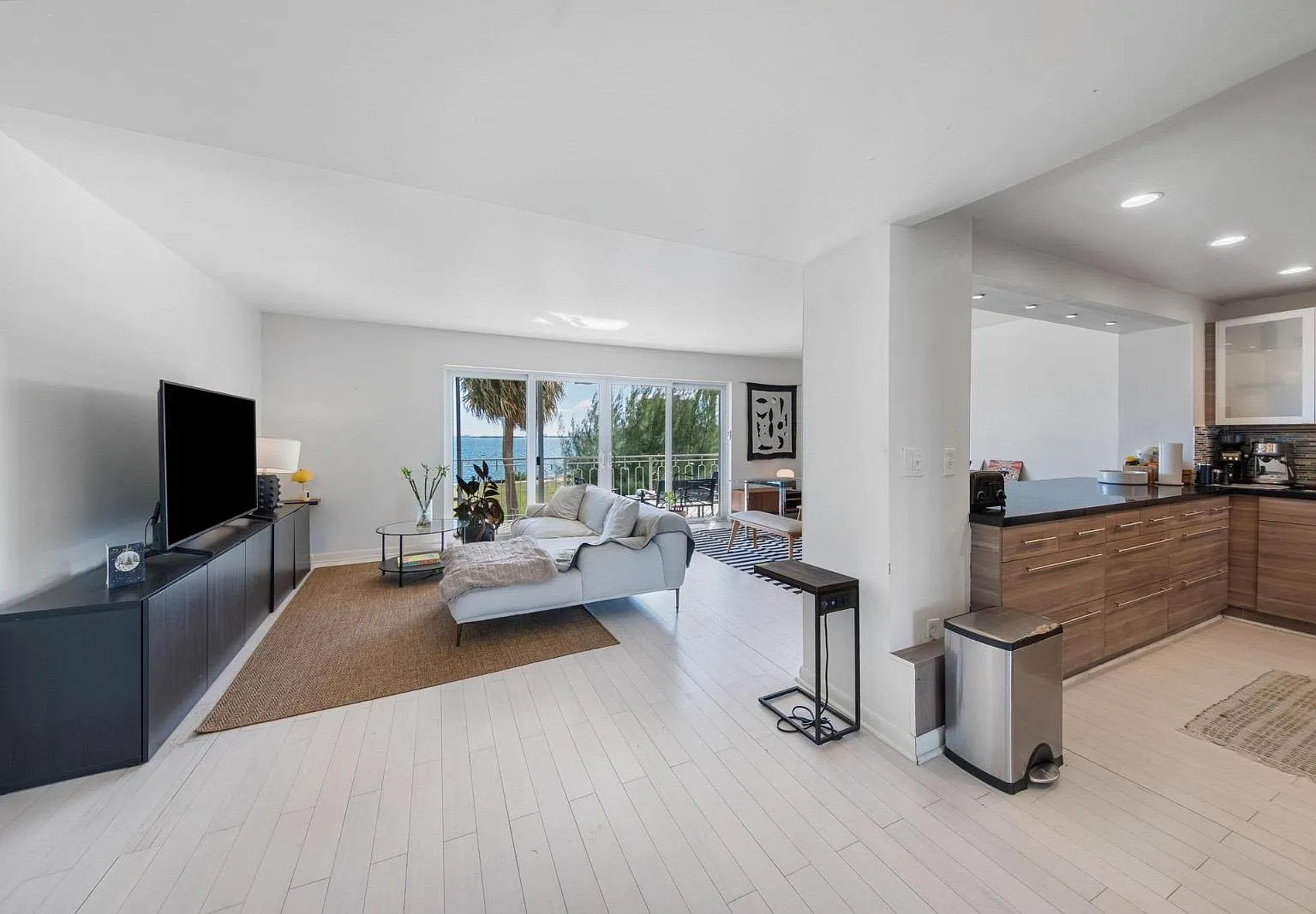 1 bed, 1000 sqft, $2,500 — Photo 3