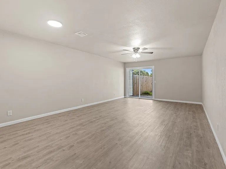 1600 W Madison St — Photo 5