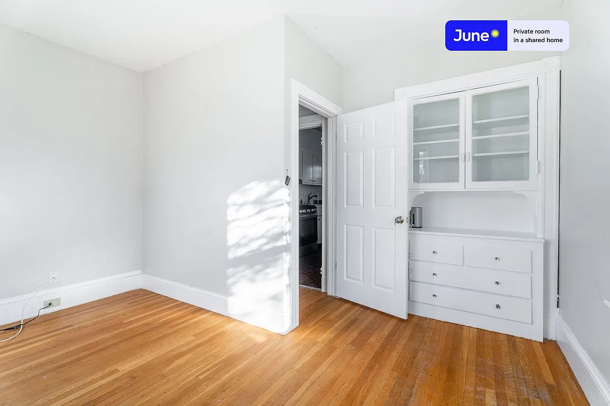 Full bedroom in 3 bed/1 bath home in Brighton #1516 C — Photo 4