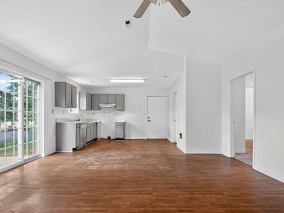 5th image of 526 Lavendula St