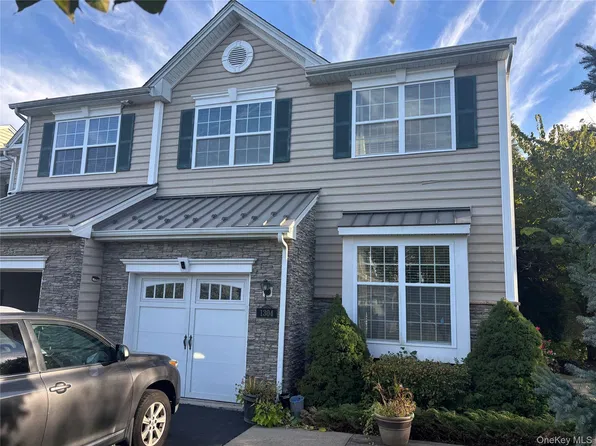 1304 Glastonbury Ln, Fishkill, NY 12524