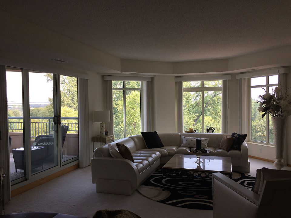 Living room & doors to patio