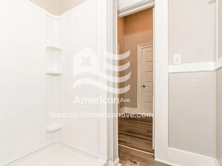 1528140_011_main_bathroom_12.jpg