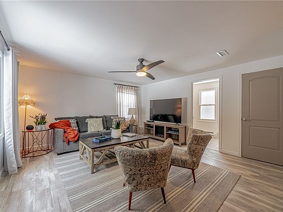 4th image of 130 Cobb Ter