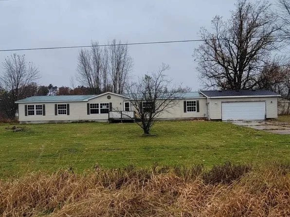 2178 W Huckleberry Rd, Sanford, MI 48657