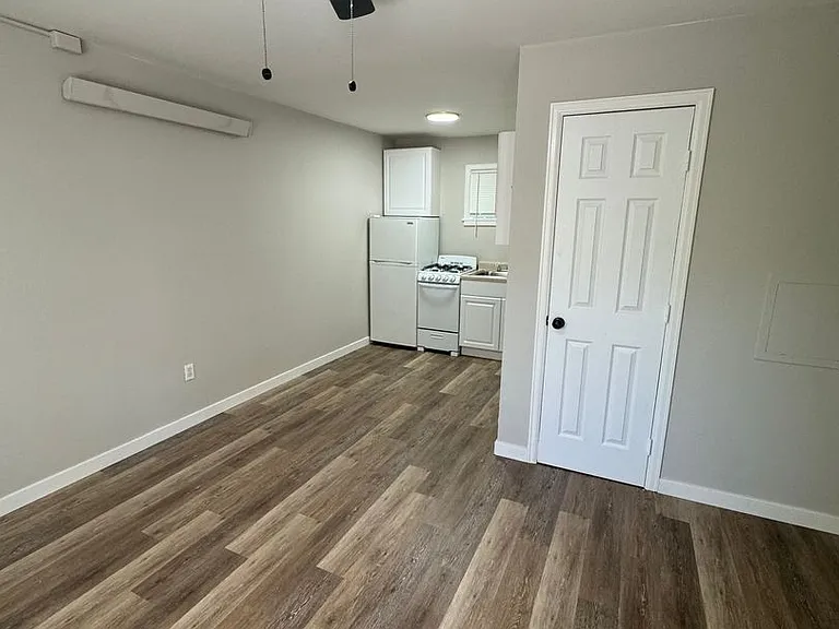 Creekside Apartments — Photo 10