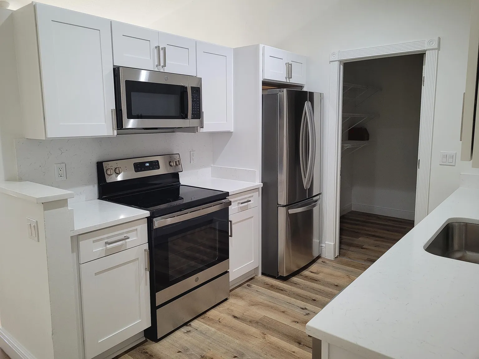 3 bed, 2.0 bath, 1214 sqft, $2,350 — Photo 2