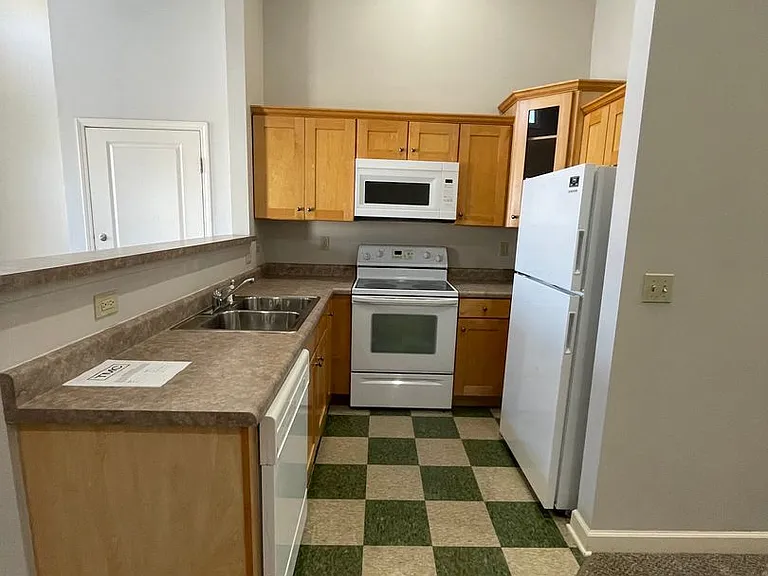 2100 Cherry Hill Dr — Photo 4