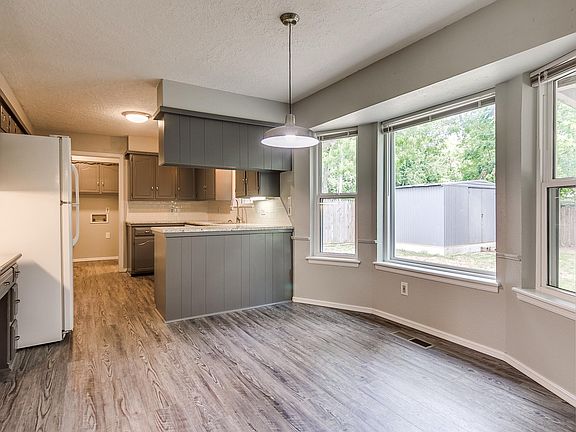 Available 8/1: Eat-in kitchen