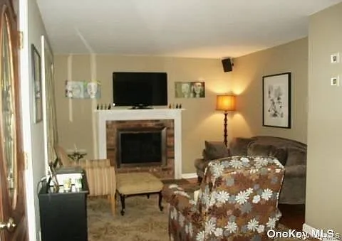 4 bed, 2.0 bath, 2000 sqft, $6,000 — Photo 2