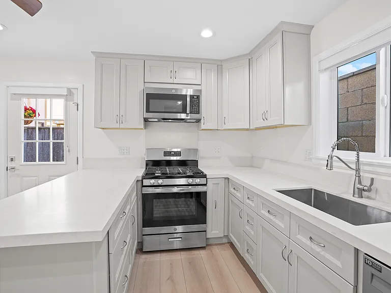 183A Roycroft Ave — Photo 6