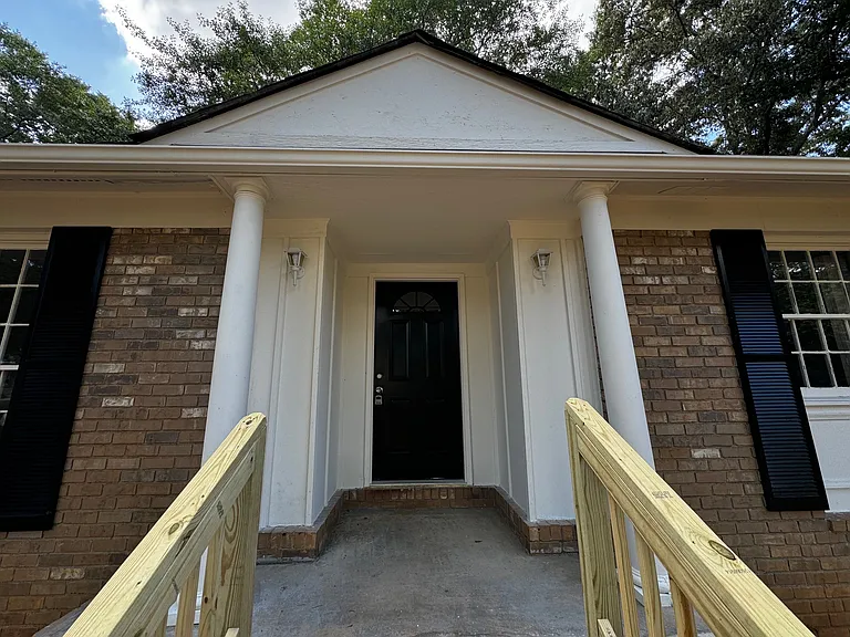 213 Rhodes Dr — Photo 2