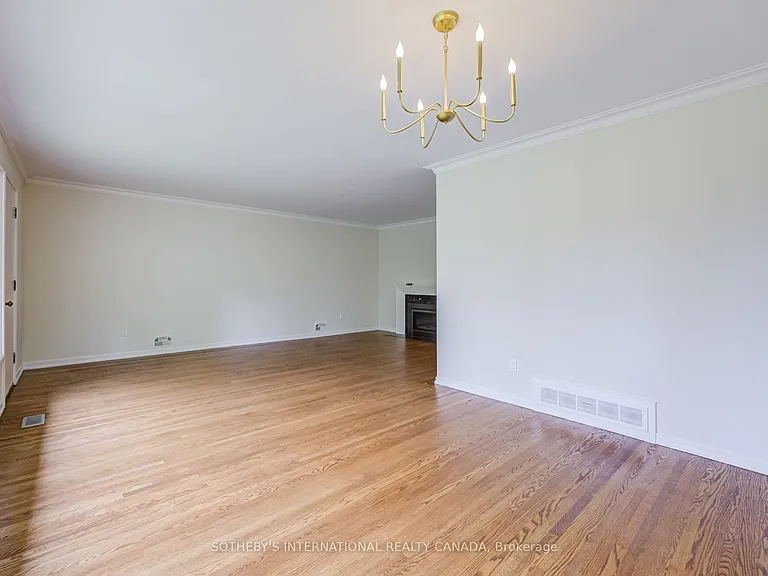 25 Abinger Cres — Photo 13