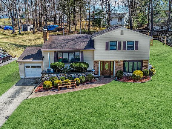3rd image of 10 Horizon Hill Drive