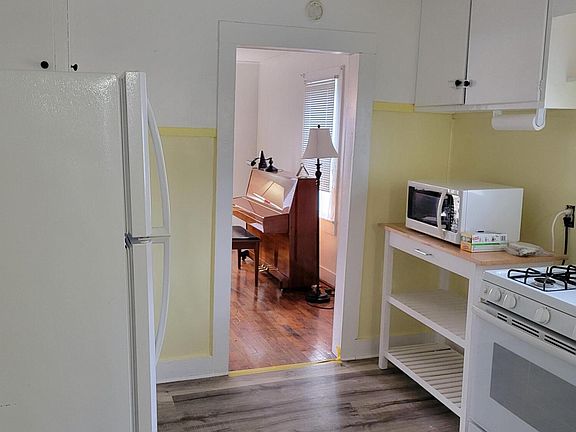 5th image of 682 N Benton Ave