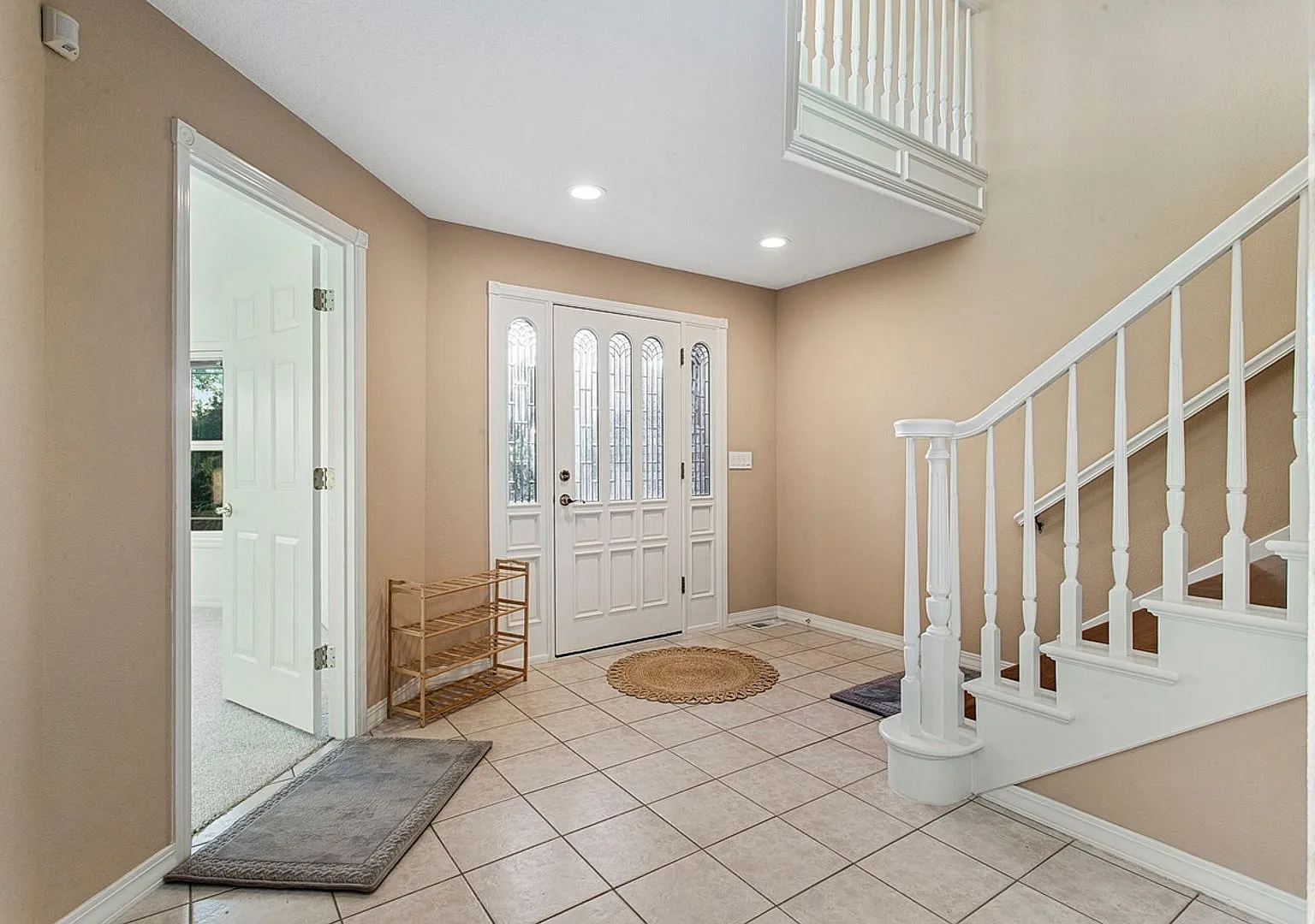 *Excellent Condition * Never Before a Rental * 3 Car Garage — Photo 4
