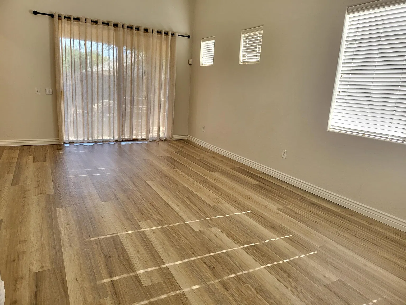 3 bed, 3.5 bath, 2299 sqft, $2,450 — Photo 2