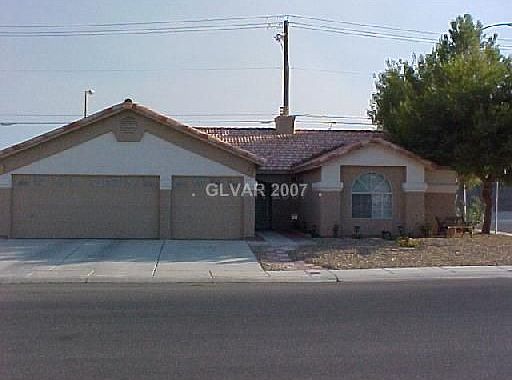 1797 sq ft/ 3 car gar