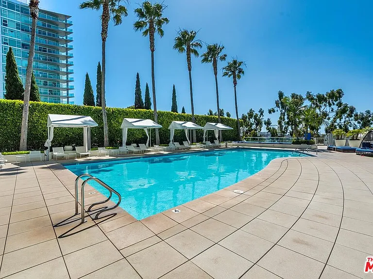 13700 Marina Pointe Dr #327 — Photo 43
