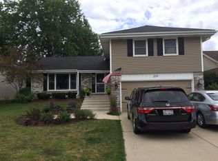 209 Grovenor Dr, Schaumburg, IL 60193