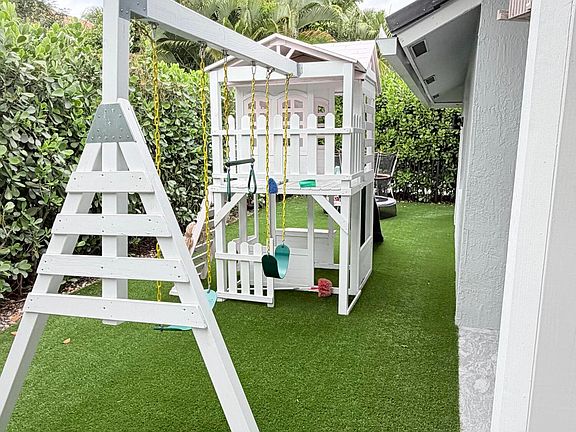 2nd image of 5761 Paddington Way