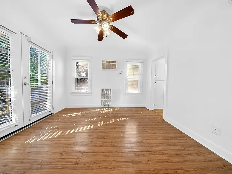 5225 De Longpre Ave — Photo 16
