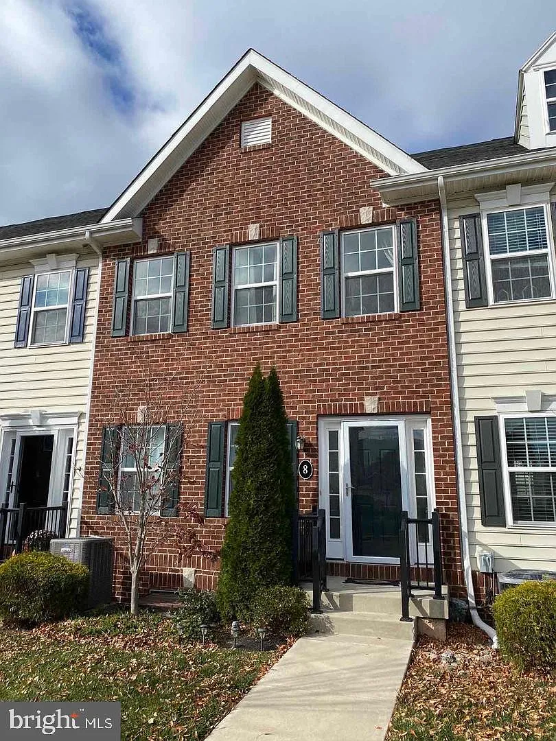 3 bed, 2.5 bath, 2100 sqft, $2,900 — Photo 1