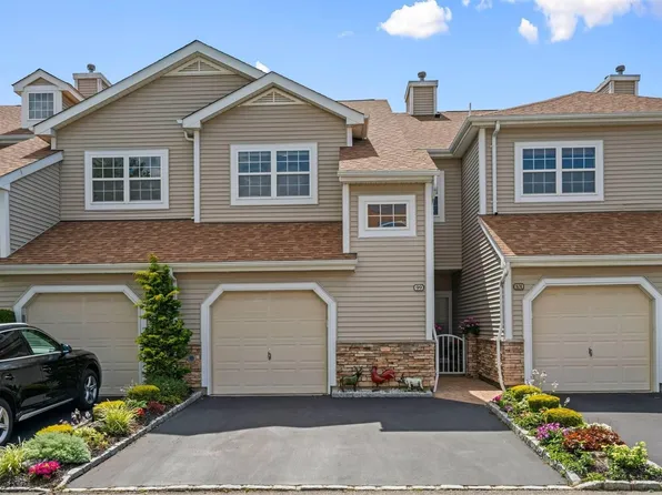 99 Carriage Lane #99, Plainview, NY 11803